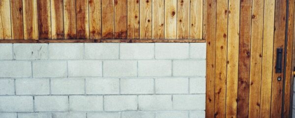 habiller un mur en parpaing exterieur avec du bois